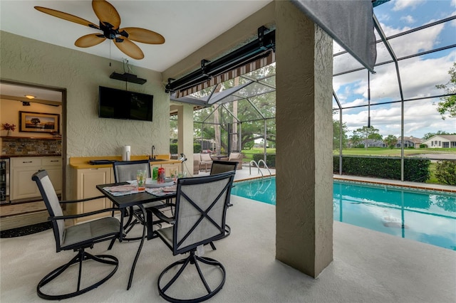 outdoor pool with outdoor dining area, a ceiling fan, a patio area, and a lanai