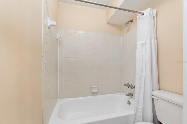 bathroom featuring toilet and shower / tub combo