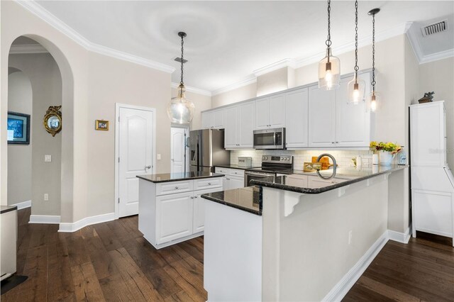 kitchen featuring visible vents, dark wood-style flooring, appliances with stainless steel finishes, and a center island