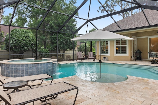view of swimming pool featuring a fenced backyard, a pool with connected hot tub, a patio, and a lanai