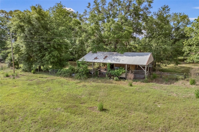 view of yard featuring an outdoor structure and an exterior structure