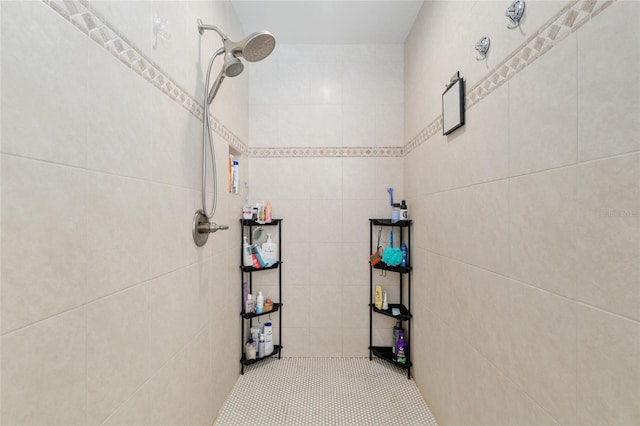 bathroom featuring a tile shower