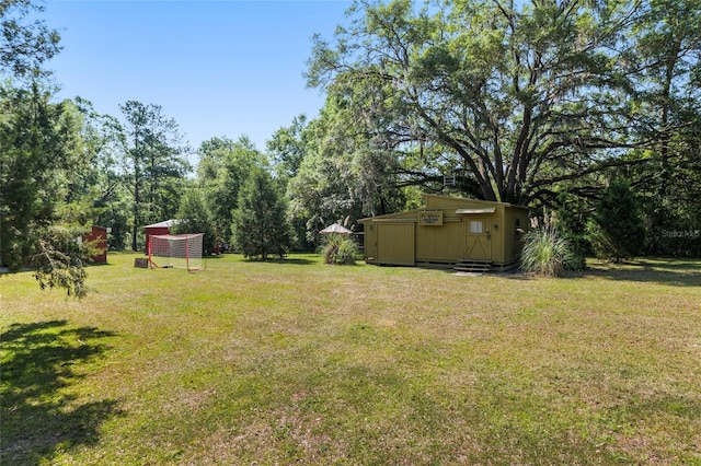view of yard featuring an outdoor structure and a storage unit