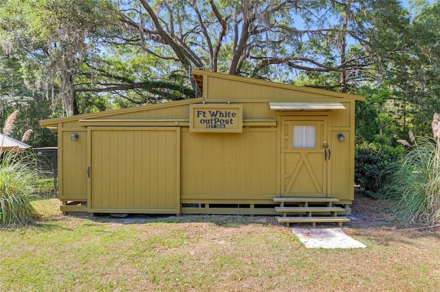 view of outdoor structure featuring an outbuilding