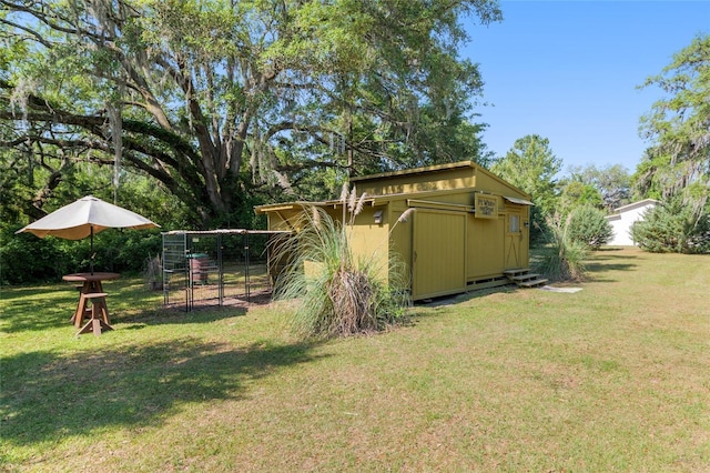 view of yard with an outdoor structure