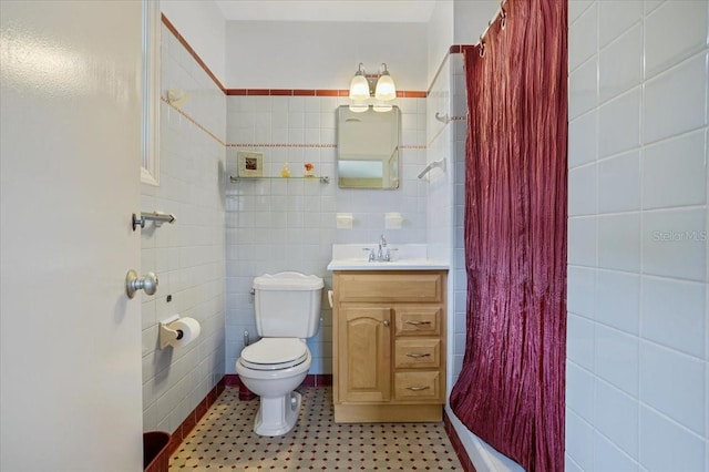 full bathroom featuring toilet, tile walls, a shower with shower curtain, and vanity