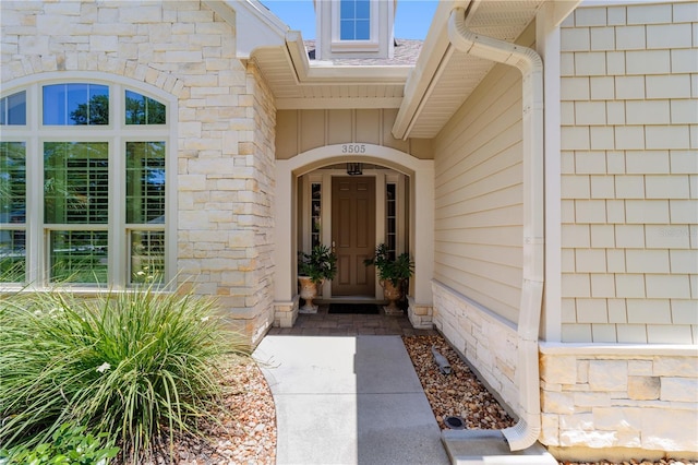 property entrance featuring stone siding