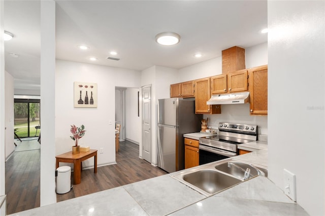 938 NW 42nd Ter, Gainesville, FL 32605 - kitchen with stainless steel appliances, under cabinet range hood, a sink, dark wood-type flooring, and light countertops