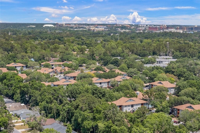 birds eye view of property featuring a forest view