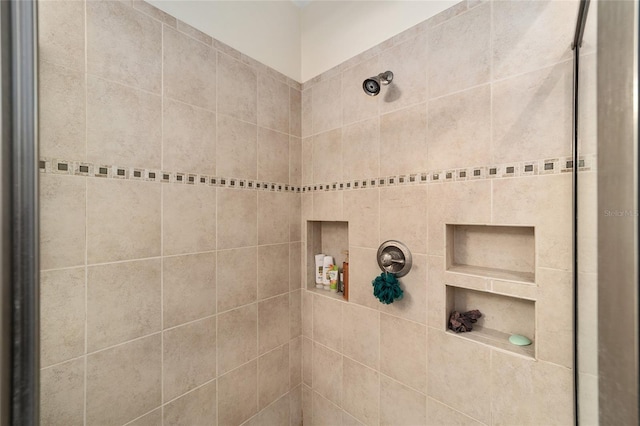 room details featuring tiled shower
