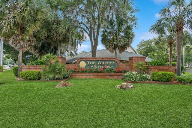 community / neighborhood sign with a yard