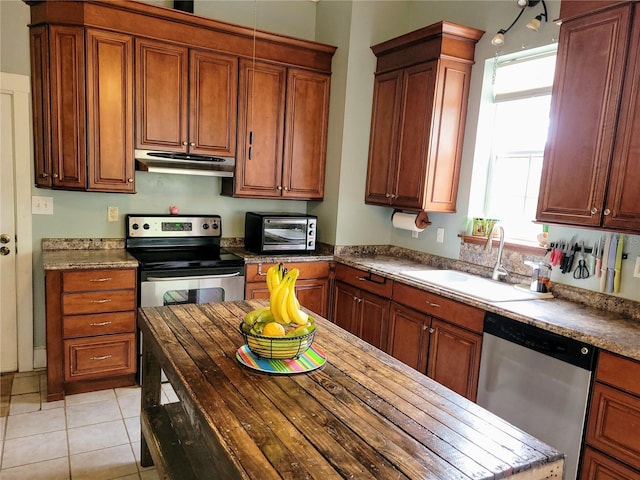 9150 SW 151st Ln, Archer, FL 32618 - kitchen featuring stainless steel appliances, a sink, under cabinet range hood, and healthy amount of natural light