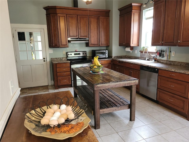 9150 SW 151st Ln, Archer, FL 32618 - kitchen with a sink, stainless steel appliances, under cabinet range hood, dark countertops, and light tile patterned flooring