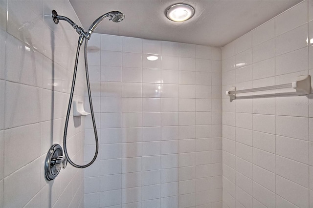 full bathroom featuring tiled shower