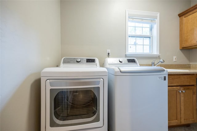 13209 SW 3rd Ln, Newberry, FL 32669 - laundry area with washer and clothes dryer and cabinet space