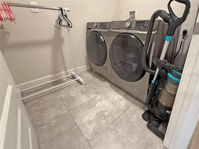 15835 NW 123rd Ave, Alachua, FL 32615 - laundry area featuring washing machine and clothes dryer, tile patterned floors, and baseboards