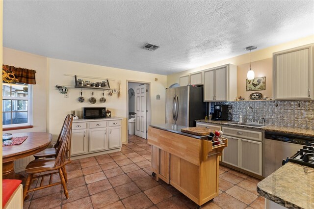 7450 SE State Road 121, Morriston, FL 32668 - kitchen with black microwave, freestanding refrigerator, a sink, backsplash, and dishwasher