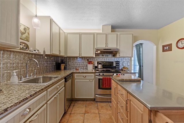 7450 SE State Road 121, Morriston, FL 32668 - kitchen featuring stainless steel appliances, a sink, under cabinet range hood, backsplash, and a textured ceiling