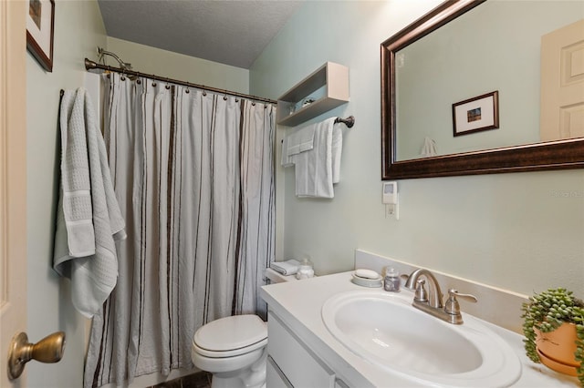 7450 SE State Road 121, Morriston, FL 32668 - full bath featuring toilet, vanity, a shower with curtain, and a textured ceiling