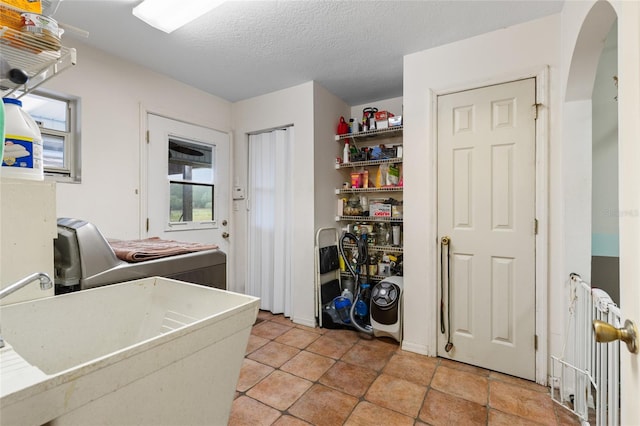 7450 SE State Road 121, Morriston, FL 32668 - laundry room with washer / dryer, arched walkways, and a textured ceiling