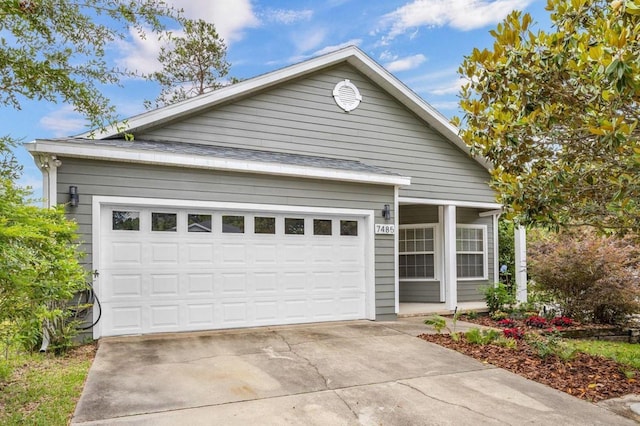 view of front of property featuring driveway