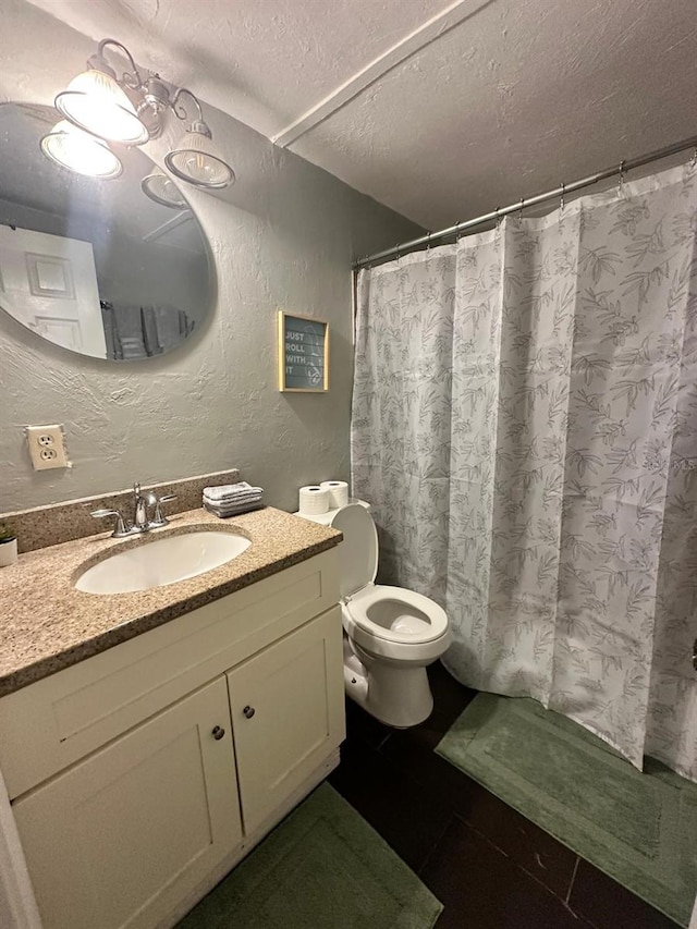 2529 SE 11th Ave, Gainesville, FL 32641 - full bath featuring a textured ceiling, a textured wall, toilet, vanity, and curtained shower