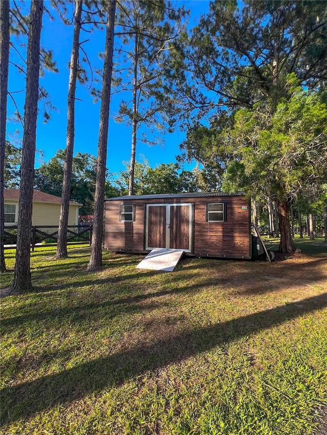 609 NE 2nd St, Williston, FL 32696 - rear view of house with a lawn and an outbuilding