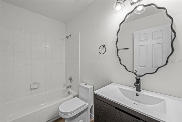 415 NW 10th St, Gainesville, FL 32601 - full bathroom featuring toilet, washtub / shower combination, and vanity