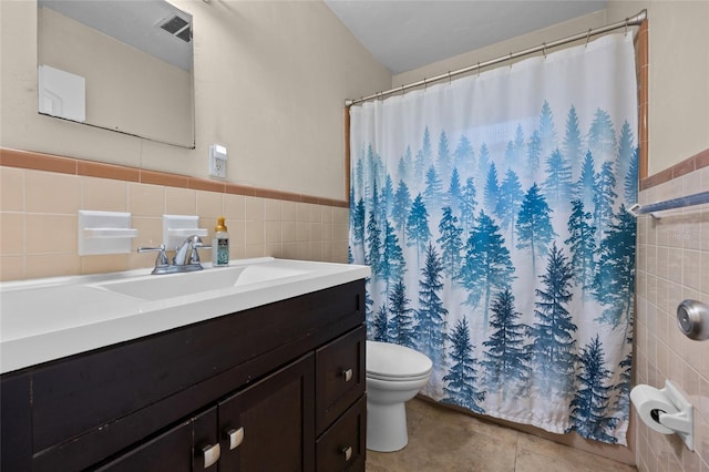 4023 SW 19th St, Gainesville, FL 32608 - full bathroom with tile walls, toilet, vanity, curtained shower, and wainscoting