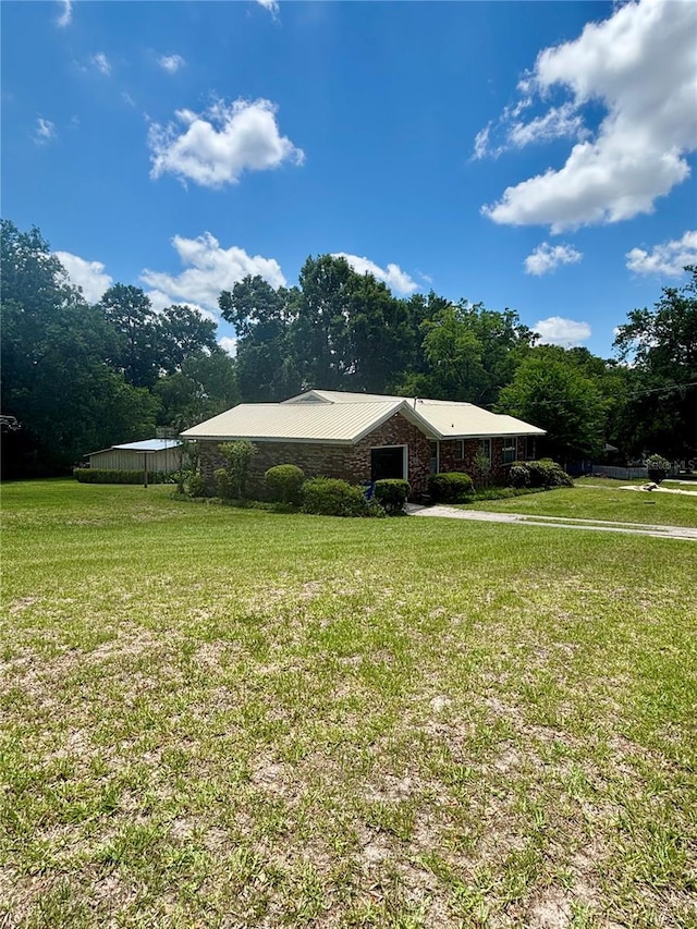 view of front facade featuring a front lawn