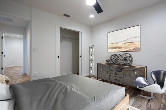 bedroom with wood finished floors, a closet, recessed lighting, baseboards, and a ceiling fan