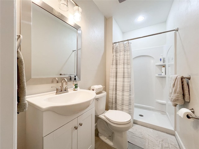 bathroom with curtained shower, toilet, and vanity