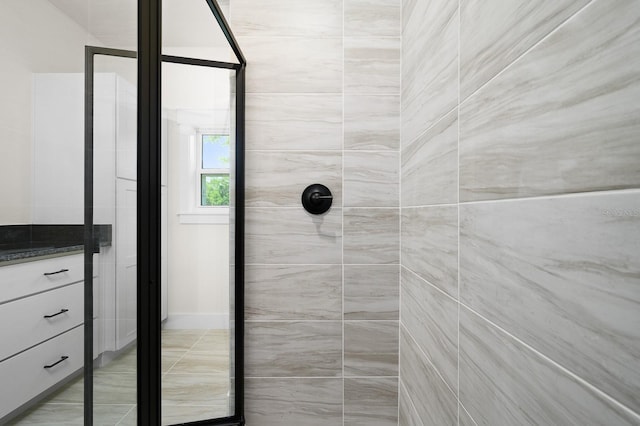 bathroom featuring tiled shower
