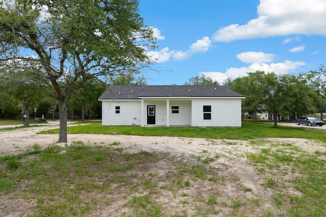 view of front of house with a front yard