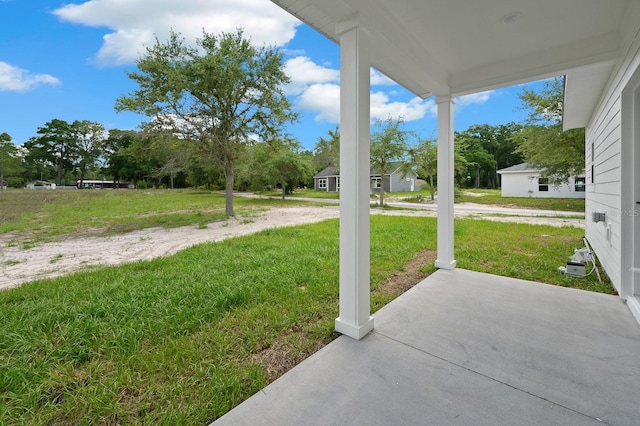 view of grassy yard featuring view of scattered trees