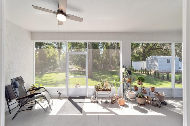 sunroom with ceiling fan