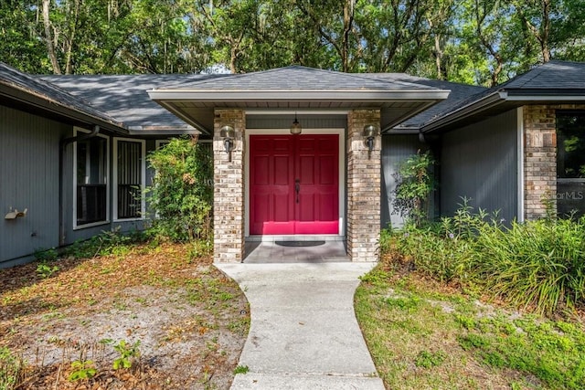 entrance to property with a shingled roof