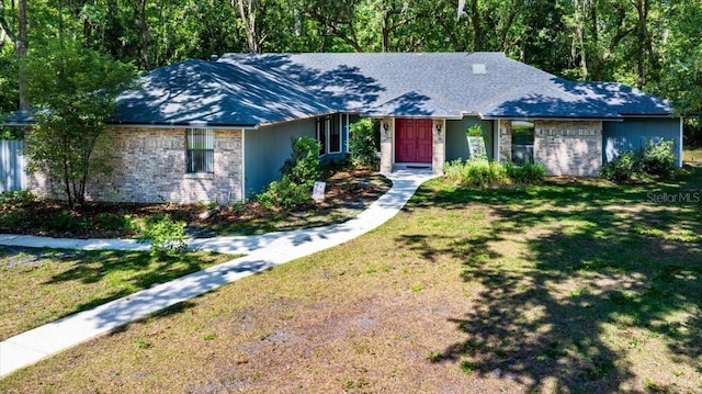 view of front of property featuring a front lawn