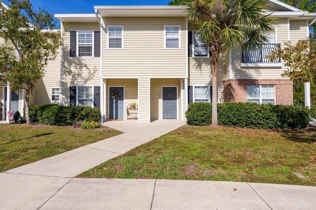 multi unit property featuring a front yard