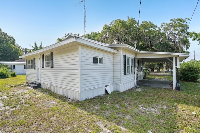 20014 SE 219th Ave, Hawthorne, FL 32640 - view of side of home featuring an attached carport and a lawn