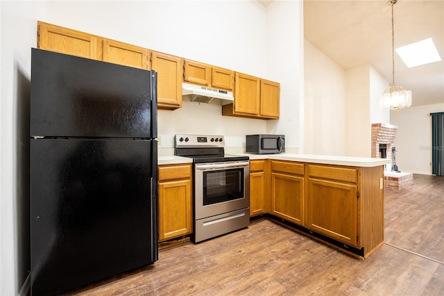 231 NW 48th Blvd Unit 0, Gainesville, FL 32607 - kitchen featuring freestanding refrigerator, electric stove, under cabinet range hood, a peninsula, and high vaulted ceiling