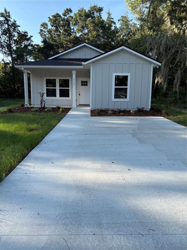 2522 SE 11th Ave, Gainesville, FL 32641 - view of front of house featuring board and batten siding and a front lawn