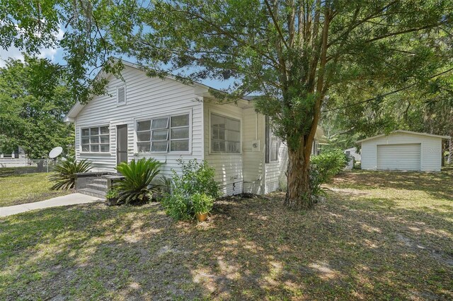 20016 SE 219th Ave, Hawthorne, FL 32640 - view of front facade with an outbuilding, a detached garage, and a front yard
