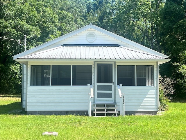 1505 Thomas St, Green Cove Springs, FL 32043 - bungalow-style home with a sunroom, a front yard, and metal roof