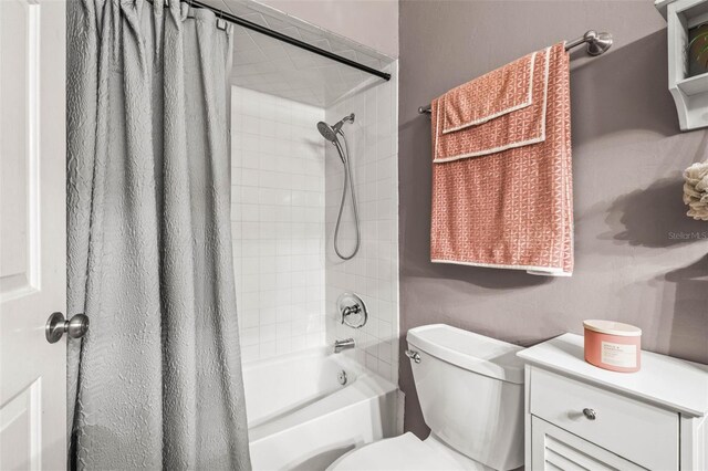 2204 Krista Ln, Brandon, FL 33511 - full bath featuring shower / bathtub combination with curtain and toilet