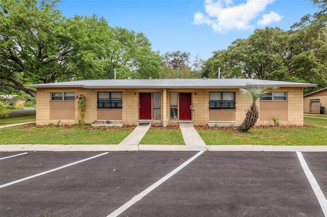 915 NW 40th Ave, Gainesville, Fl, FL 32605 - single story home with uncovered parking, a front yard, and metal roof
