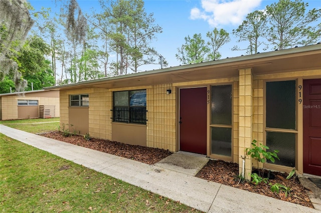 915 NW 40th Ave, Gainesville, Fl, FL 32605 - view of exterior entry featuring a lawn
