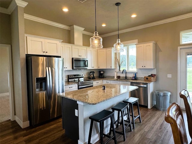 6180 SW 83rd Pl, Trenton, FL 32693 - kitchen with stainless steel appliances, a sink, a center island, dark wood finished floors, and recessed lighting