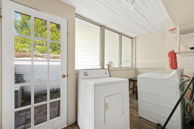 119 NW 7th Ter, Gainesville, FL 32601 - laundry area featuring washing machine and clothes dryer and wood finished floors