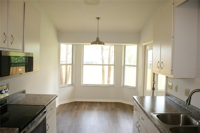 7518 NW 35th Pl, Gainesville, FL 32606 - kitchen with appliances with stainless steel finishes, a sink, dark wood-type flooring, white cabinetry, and baseboards